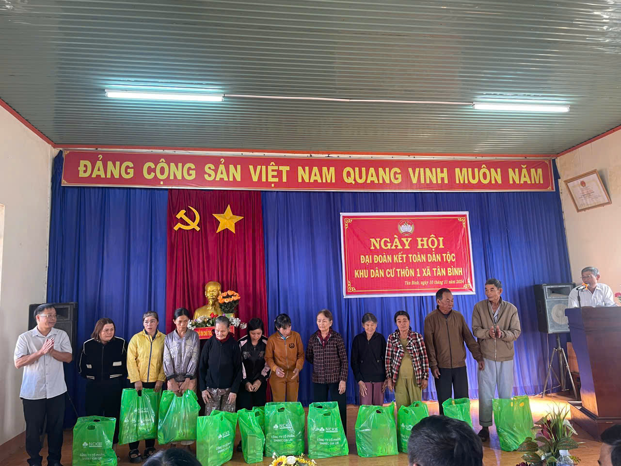 Shinec Gia Lai Trao 14 Suất Quà, Thắp Sáng Ngày Hội Đại Đoàn Kết Toàn Dân